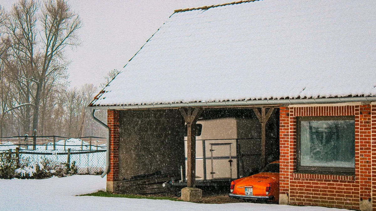 雪が積もった住宅のカーポートと駐車スペース