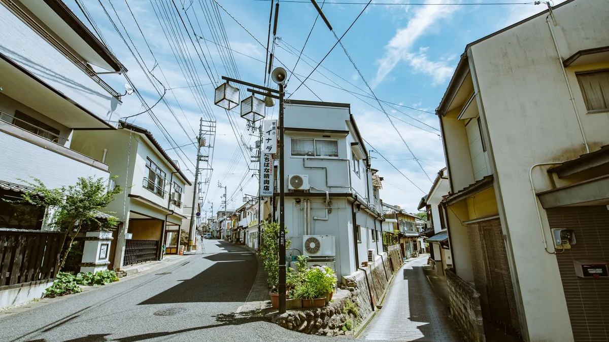 住宅街の狭い道路と家の前の様子