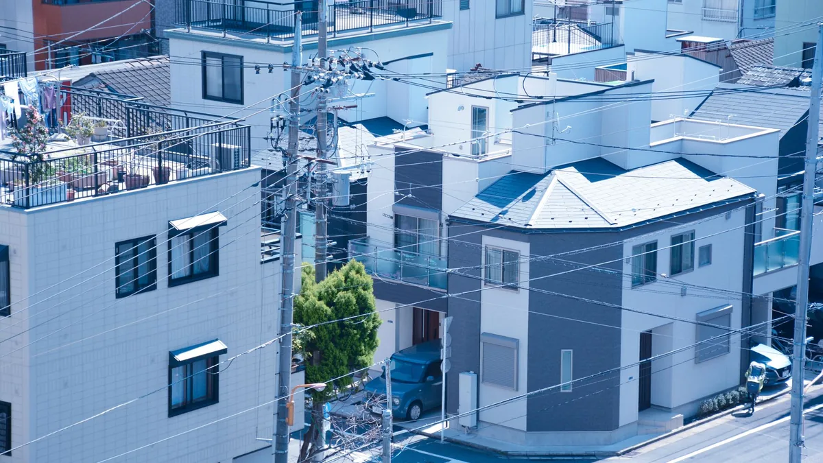 戸建て住宅が並ぶ住宅街と家の前の道路の様子