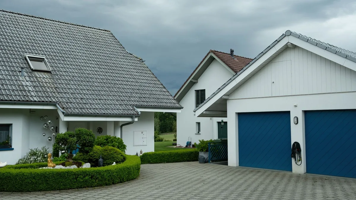 戸建て住宅の敷地まわりを外から見たようす